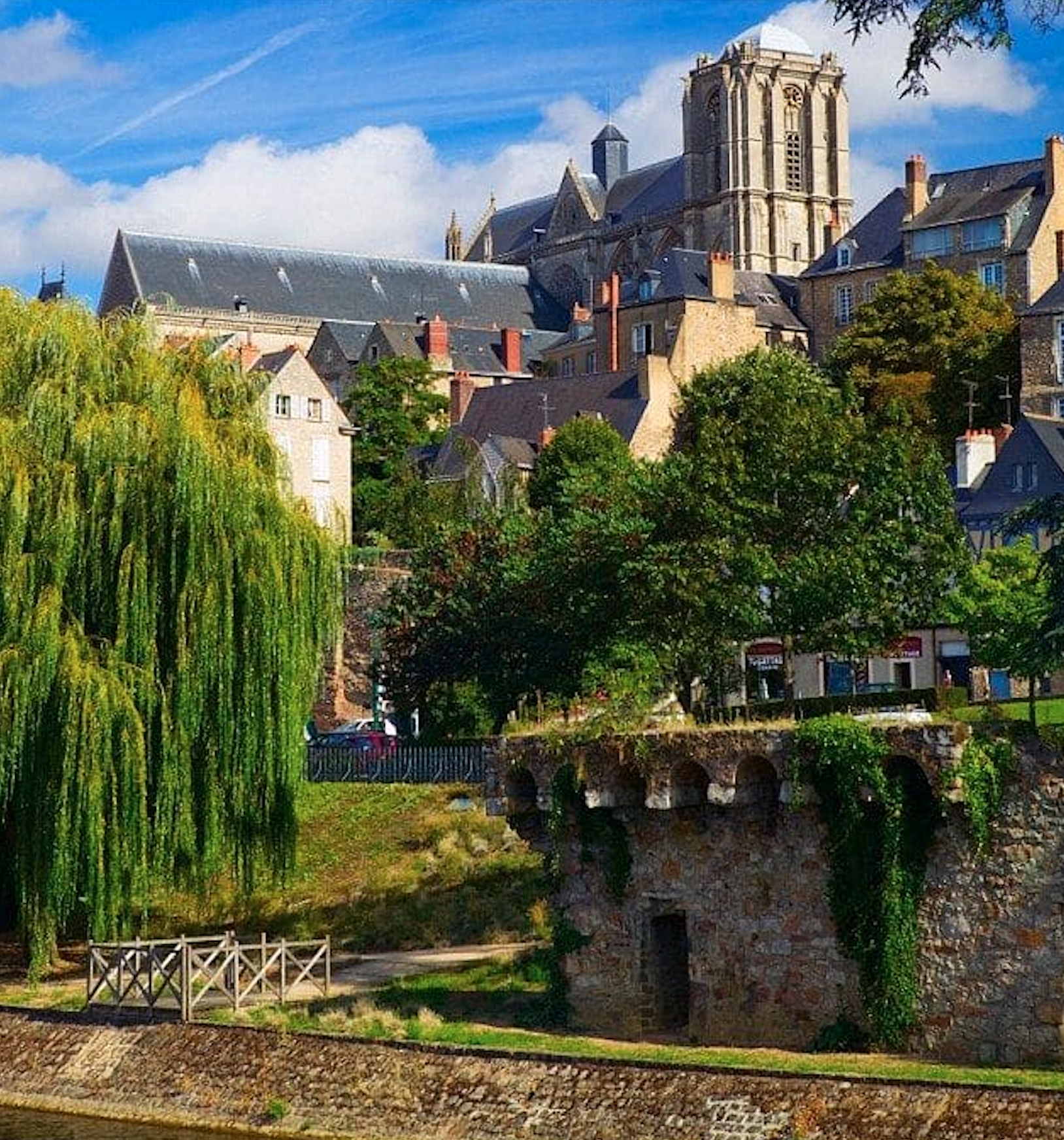 Vue-de-la-vieille-ville-du-Mans Paysage du centre historique du Mans avec la cathédrale, illustrant le travail d’un consultant SEO au Mans.